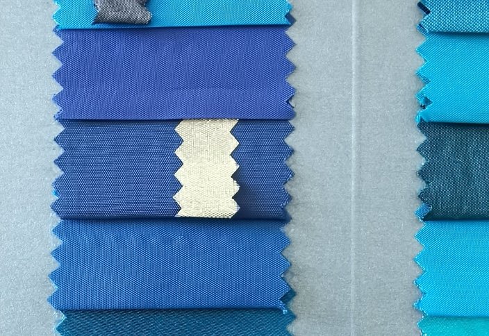 Amostras de tecido em tons de azul utilizadas na validação de cor e qualidade para sourcing têxtil.
