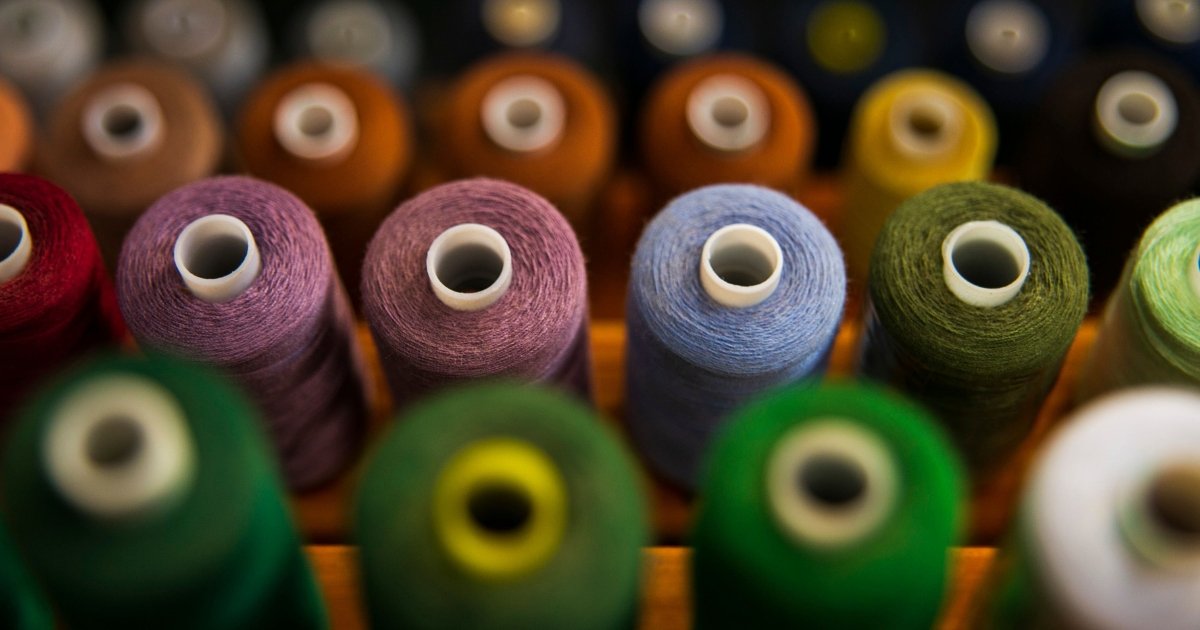 Tecidos tintos em fio: métodos de tingimento, desempenho da cor e critérios de sourcing