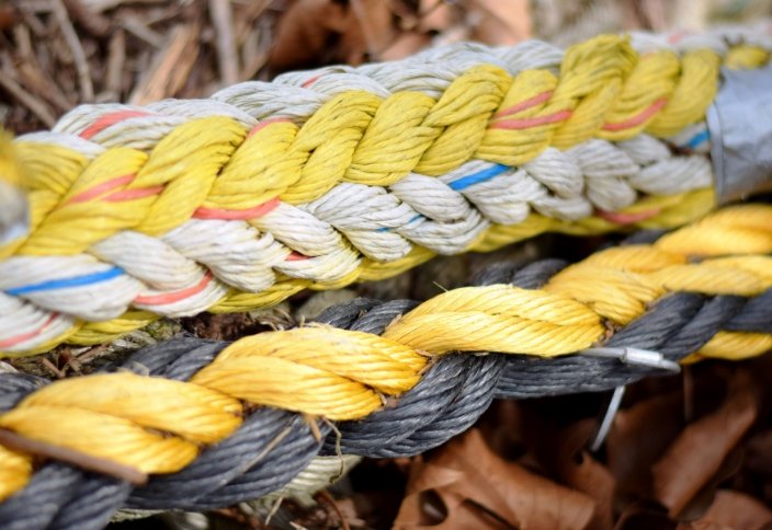 Cordas marítimas resistentes utilizadas para amarração, carga e operações portuárias.