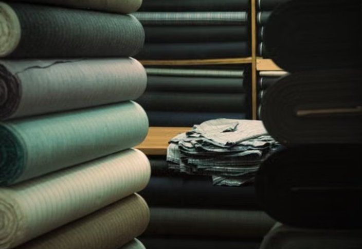 Rolos de tecido em armazém para processos de sourcing têxtil e fornecimento B2B