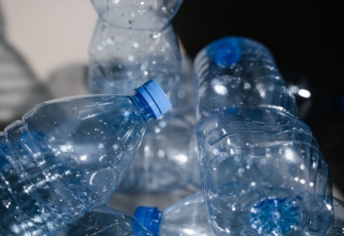 : Garrafas PET transparentes separadas para reciclagem e produção de poliéster reciclado.